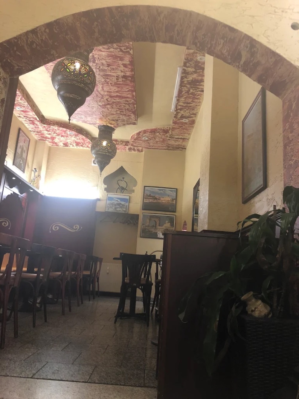 Innenraum des Zeder Restaurants mit orientalischen Lampen
